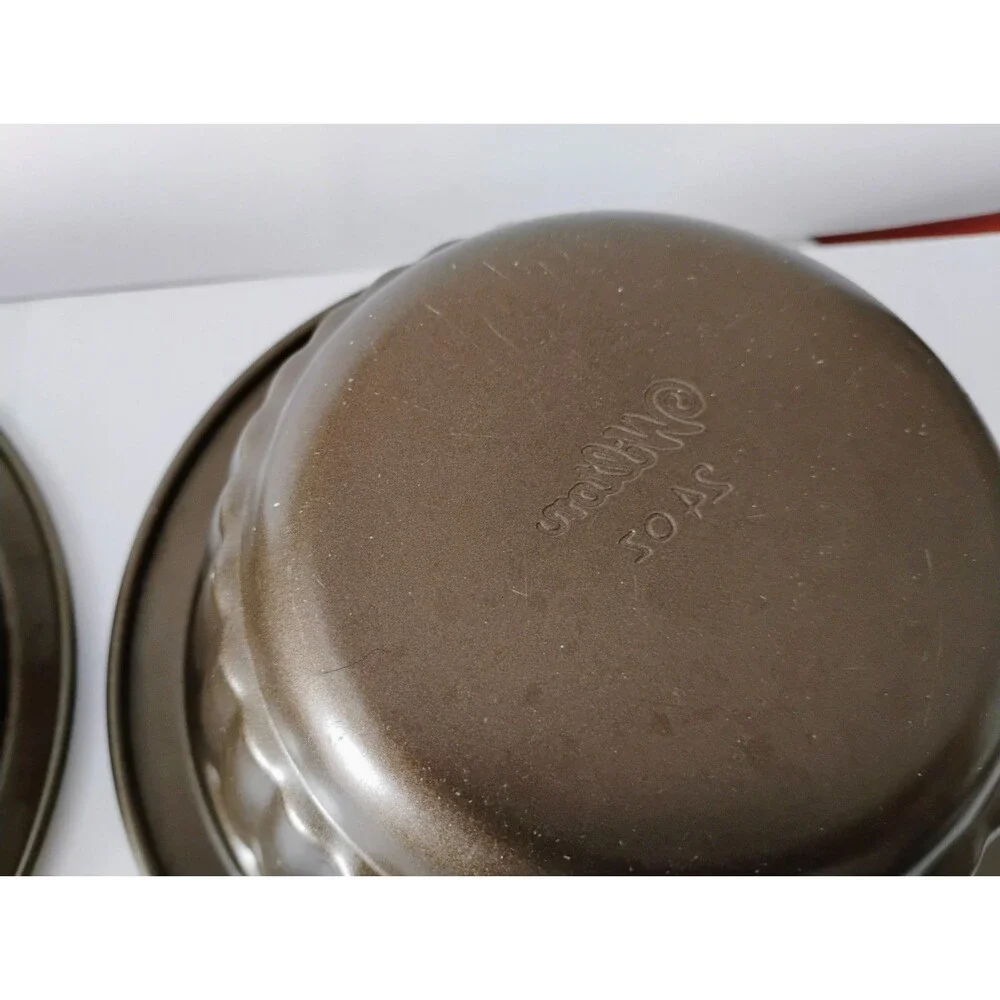Two Wilton Oven to Table 24 oz Round Baking Pans Fluted Nonstick Casserole Lot
